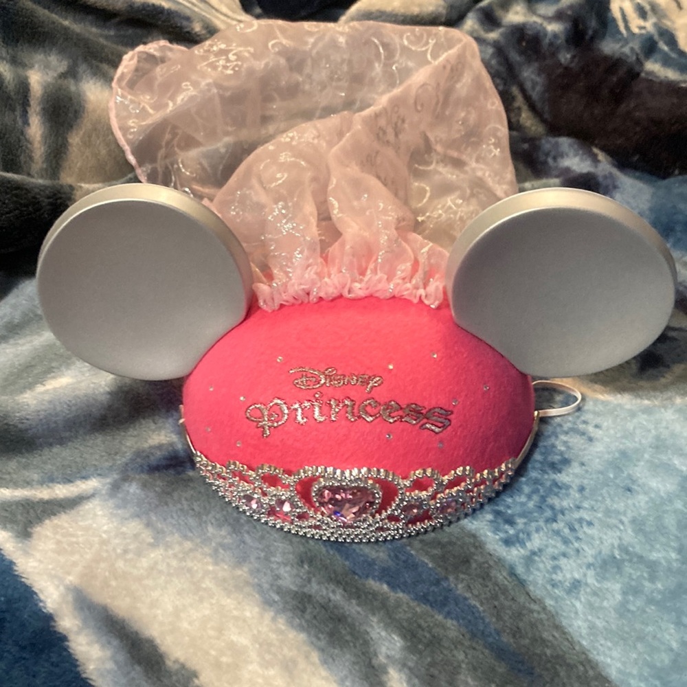 Disney princess hat with vale and crown pink